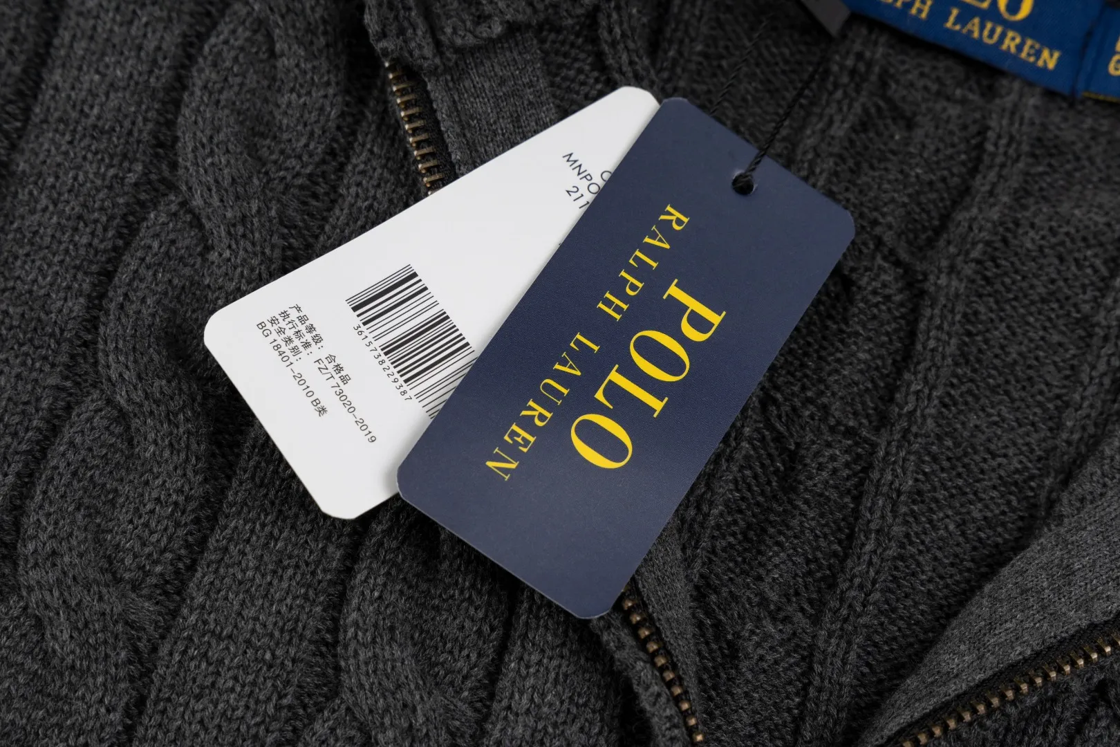 P236 #R92 RALPH LAUREN Ralph Lauren fifteen colors classic small label embroidery logo turtleneck pullover half-zip knitted cable sweater with high-density LOGO embroidery on the chest and original customized tag accessories. Made of pure cotton yarn, pure cotton is skin-friendly and comfortable, small label war horse embroidered twist turtleneck sweater 🐎 high quality, follow the blogger to learn how to wear it! Let’s buy a Ralph Lauren cable sweater. It’s a super hard-to-find series after it became popular. It’s hard to find one on the official website. It’s simple and practical to wear, with a lazy and loose feel. The thickened fabric has more texture, feels soft and delicate, and has a loose fit. Whether worn alone or layered, you can wear different styles of fashion with just one piece!   Size：XS S M L